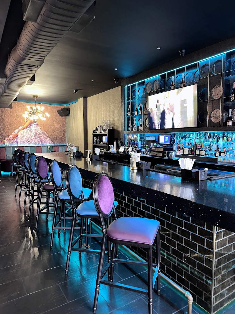 Bar Biz Restaurant & Lounge