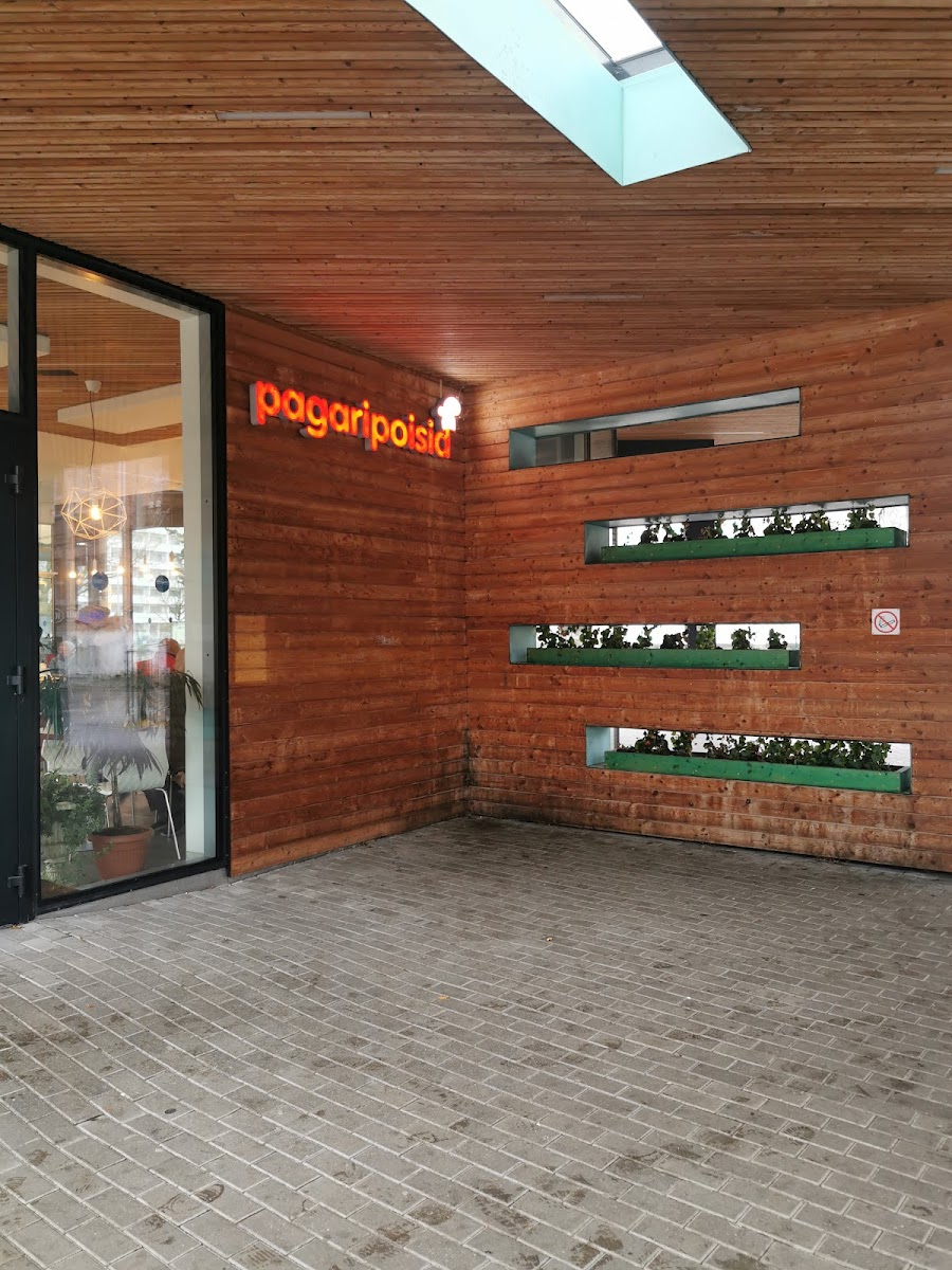 Pagaripoisid. Kohvik Pärnu Bussijaamas